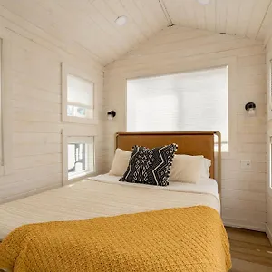  Apartment - The Tiny Oasis Steps To Local Coffee & Restaurants United States